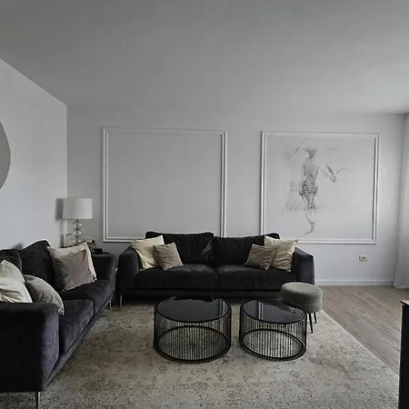 Deluxe Harbor Apartment