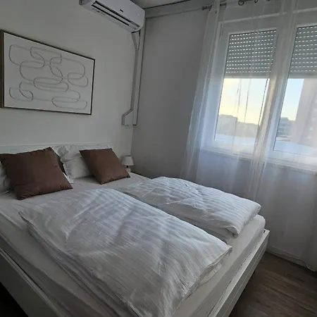 Deluxe Harbor Apartment *
