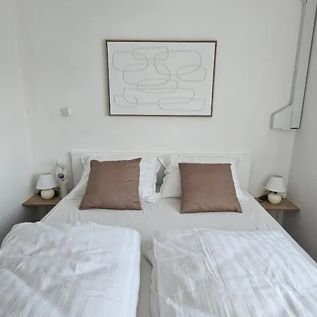 Deluxe Harbor Apartment