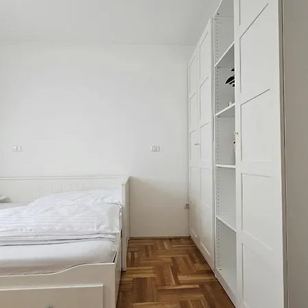 Deluxe Harbor Apartment