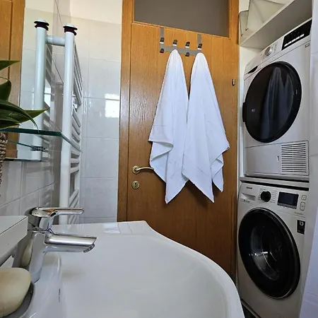 Deluxe Harbor Apartment