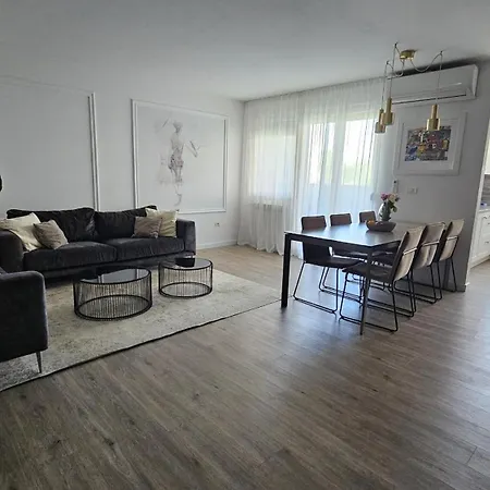Deluxe Harbor Apartment